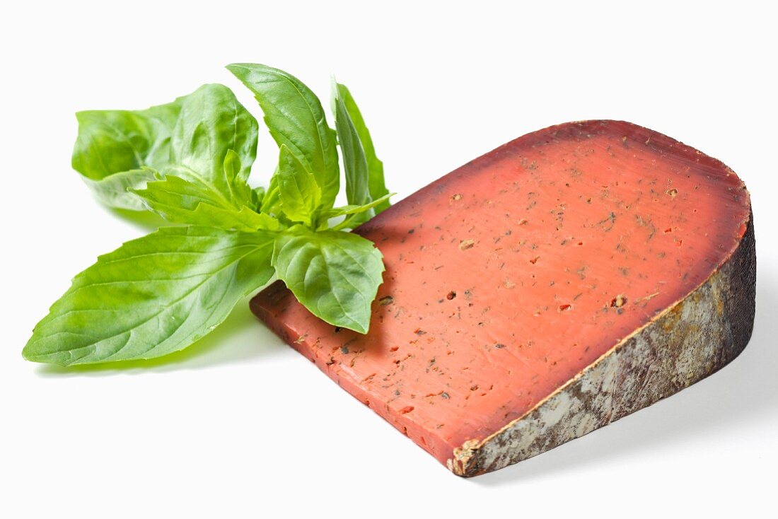 Red pesto -flavored Tomme and fresh basil