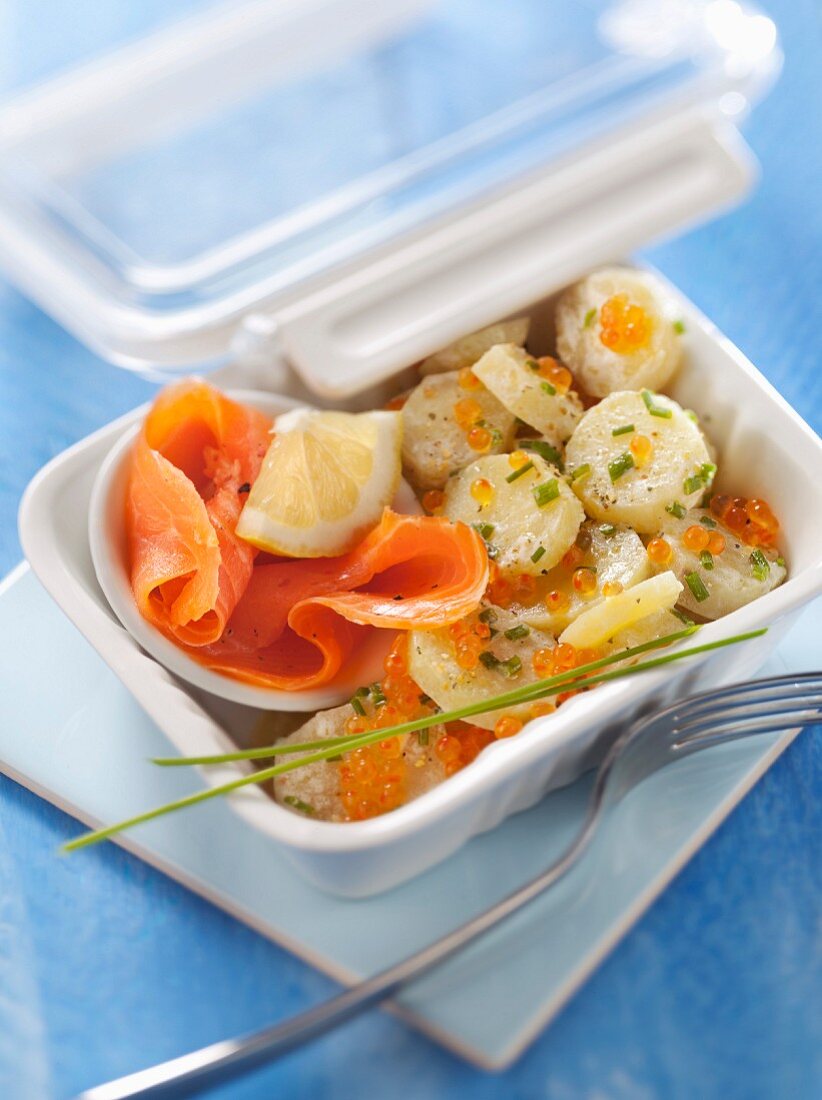 Kartoffelsalat mit Lachskaviar und Räucherlachs
