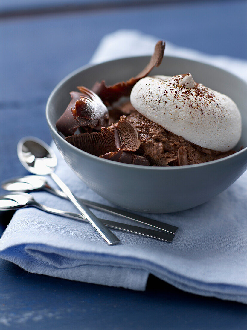 Meringue and chocolate mousse