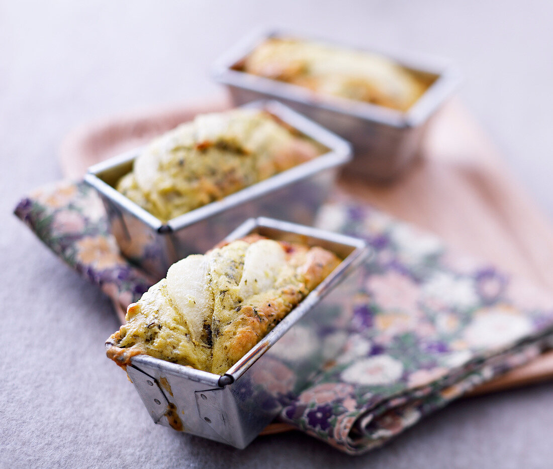 Pear-gorgonzola small savoury loaf cakes