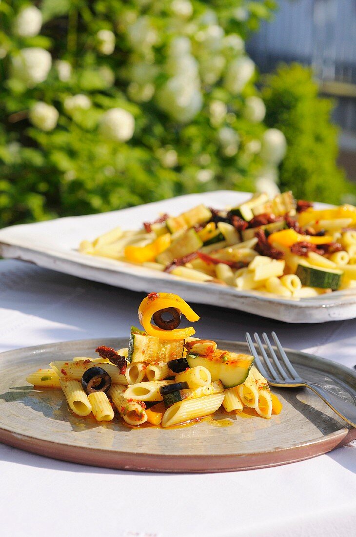 Pasta, zucchini and sun-dried tomato salad