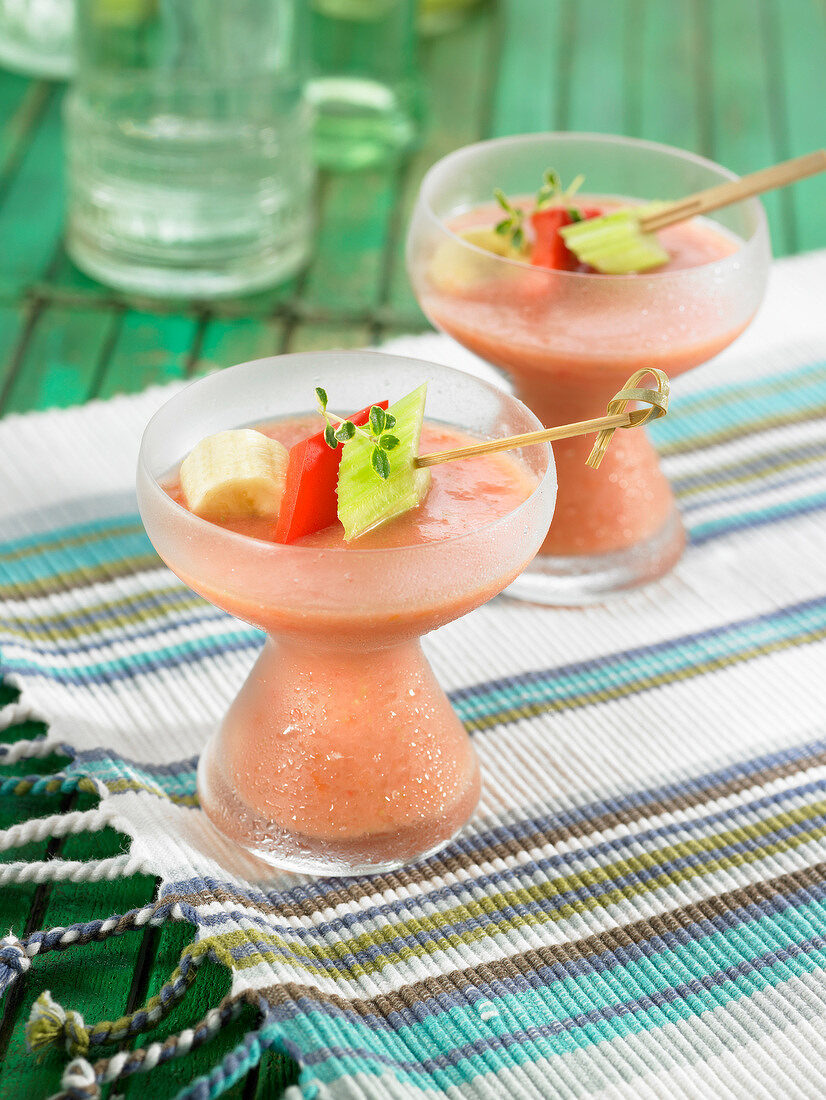 Kalte Tomatensuppe mit roter Paprika, Sellerie und Banane