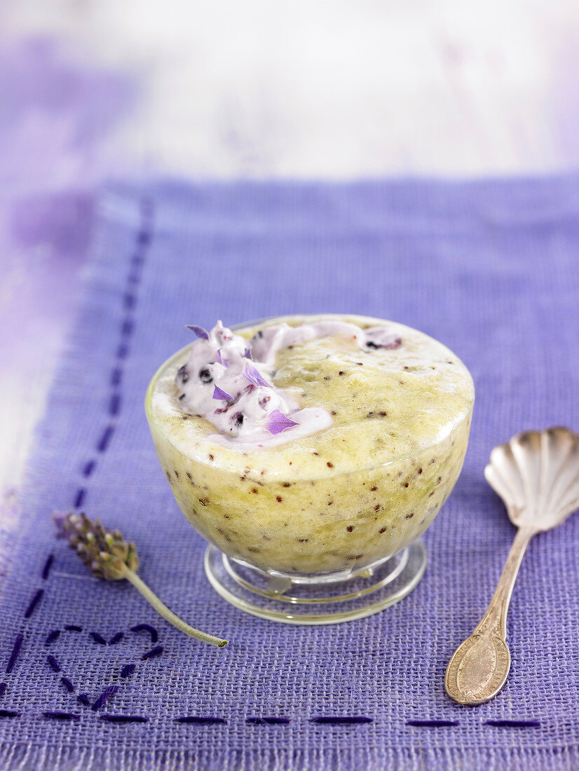 Kiwi-Mousse mit Lavendel