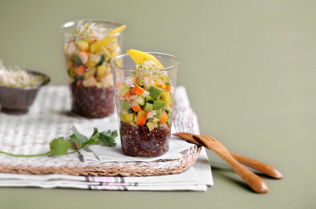Schwarze Quinoa mit Gemüse und Surimi, in Gläsern serviert