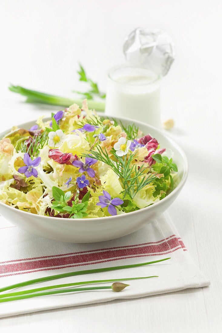 Salad with violets and Clergeons