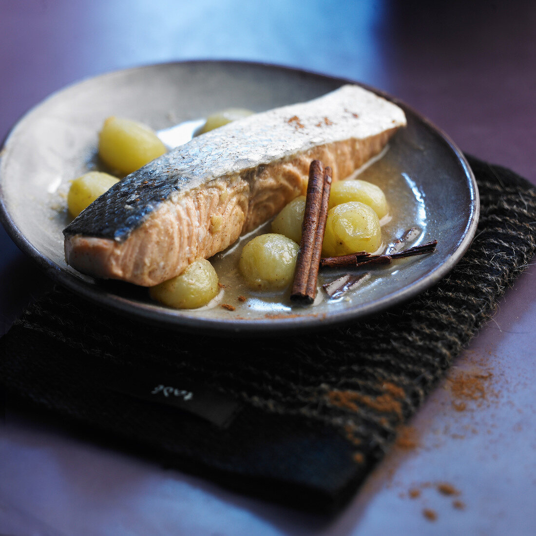 Lachsfilet mit Trauben und Zimt