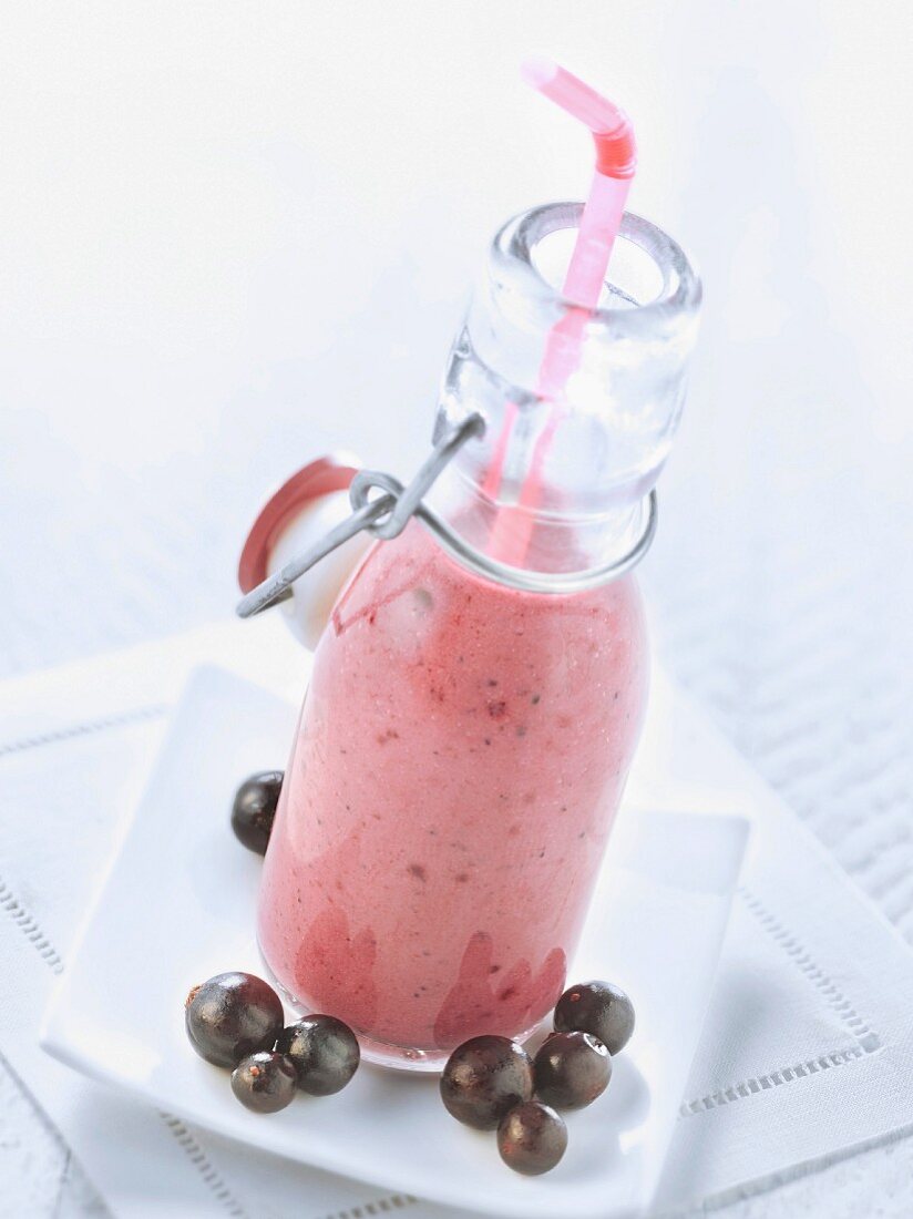 Smoothie mit schwarzen Johannisbeeren