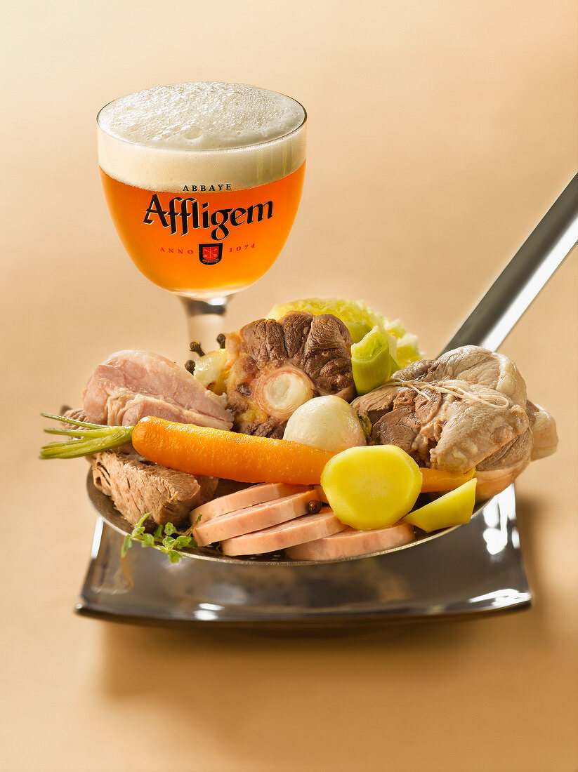 Hochepot flamand (Schweinefleisch-Gemüse-Eintopf, Belgien) und Glas Bier