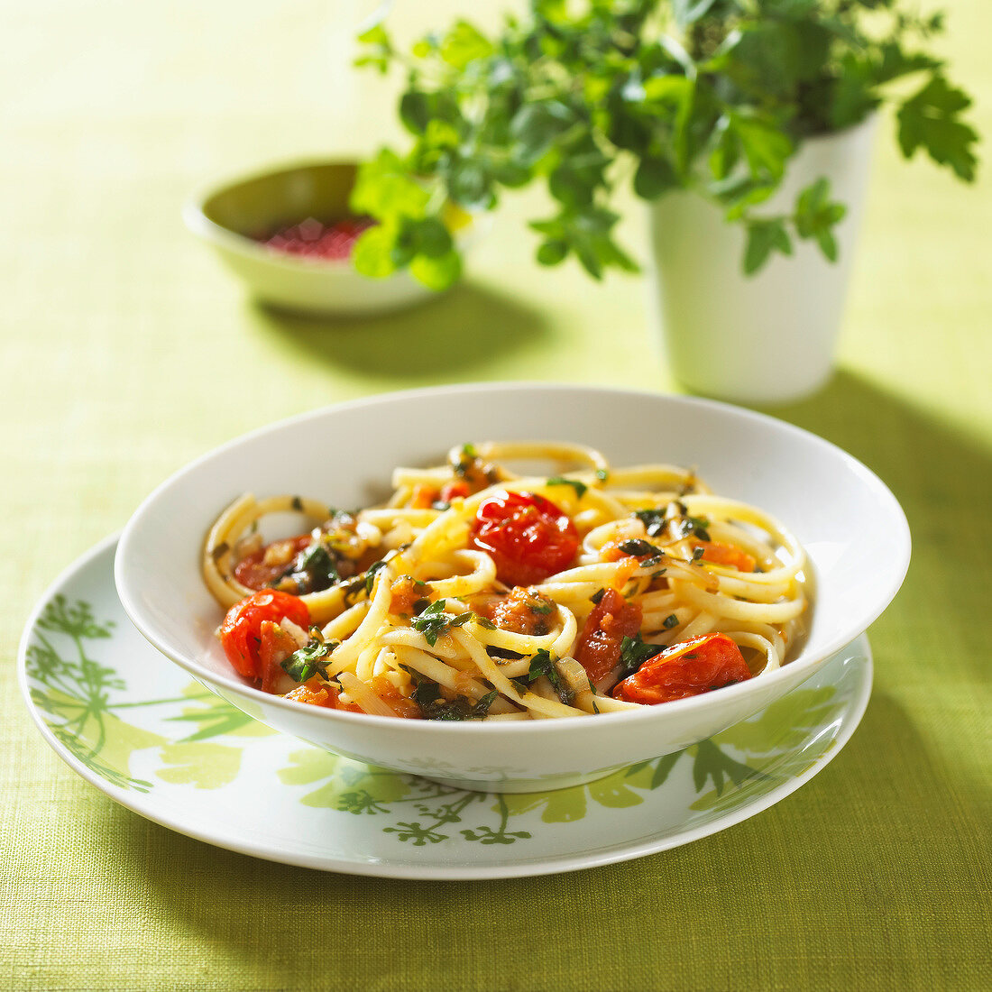 Linguine with basil and tomatoes