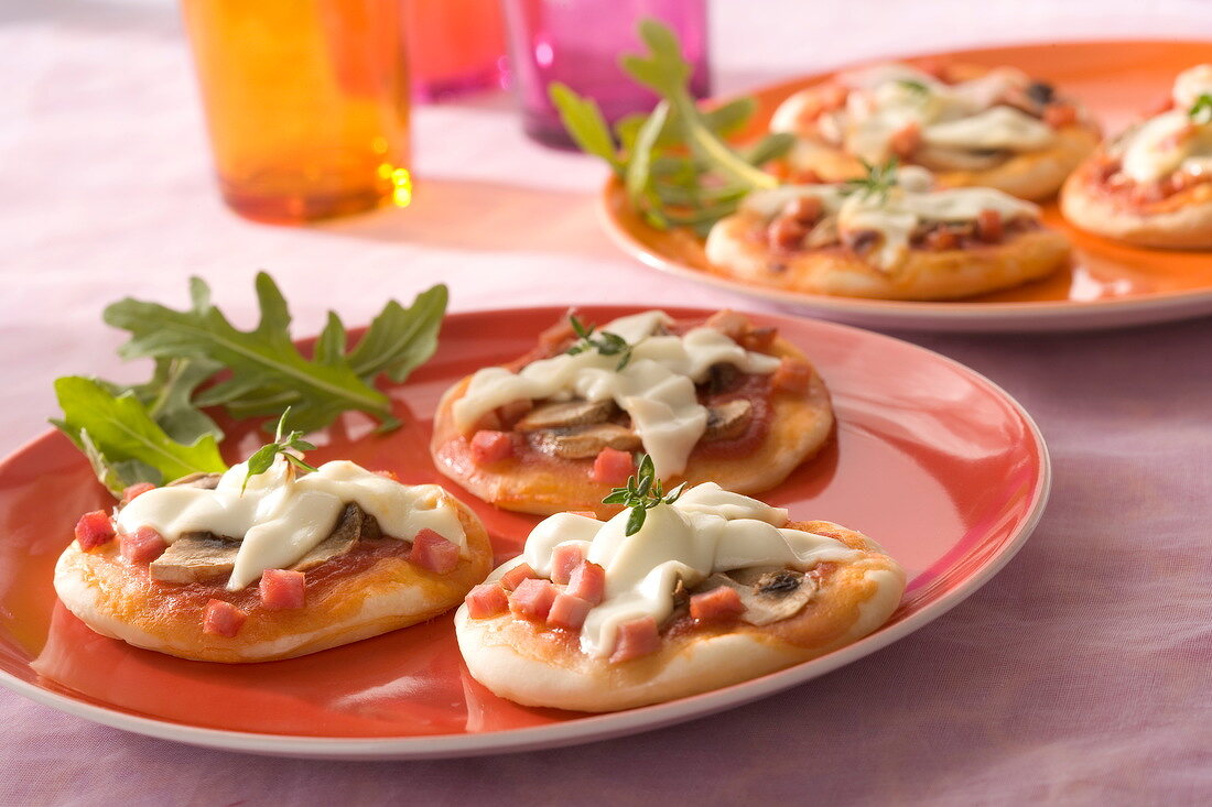 Pizzette mit Champignons, Schinken und Käse