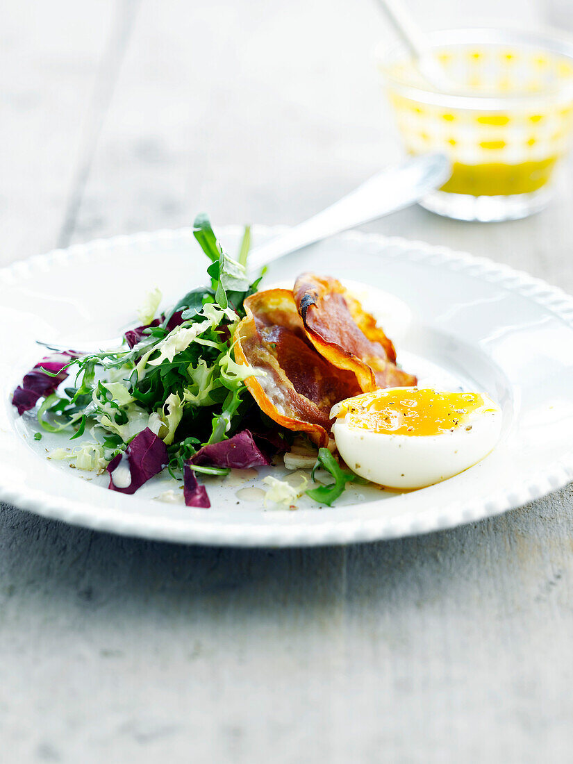 Salat mit krossem Speck und Ei