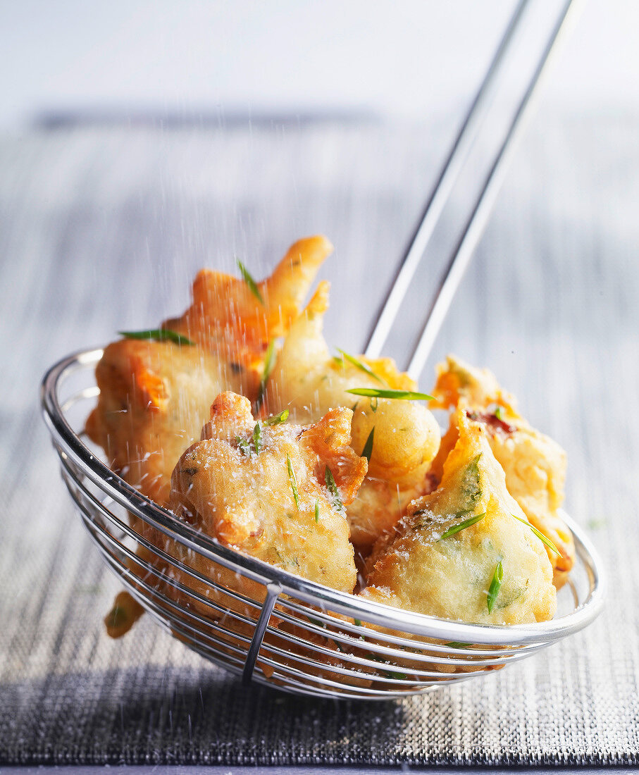 In Backteig frittierter Chicorée mit Roquefort in einer Siebkelle