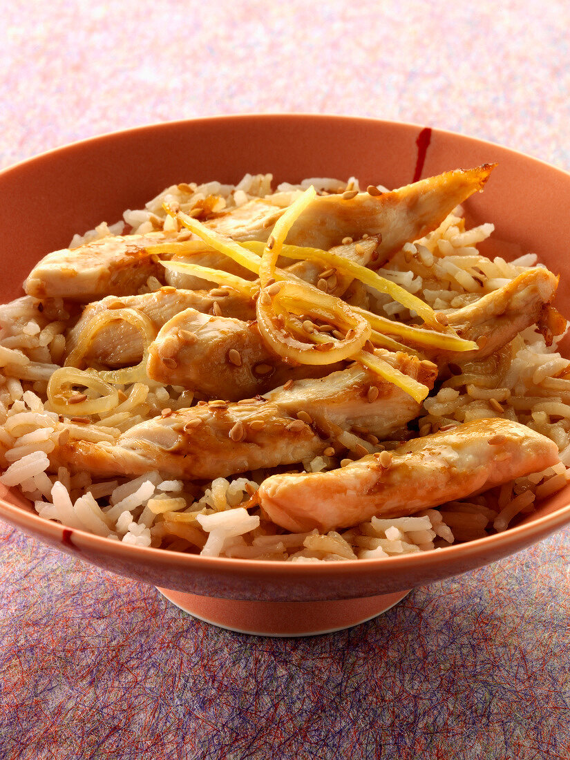 Hühnerbrust mit Zitrone, Sesamsamen und Ingwer auf Reis