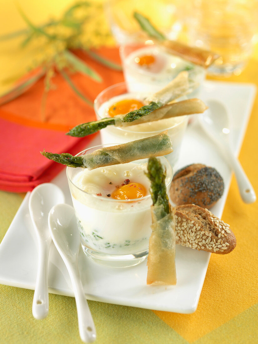 Coodled eggs with crisp asparagus