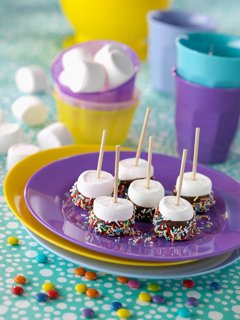 Marshmallow-Lollipops mit Schokolade
