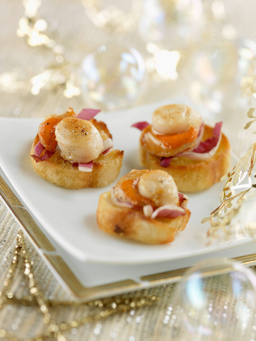 Vanilla-flavored petoncle scallops on small toasts