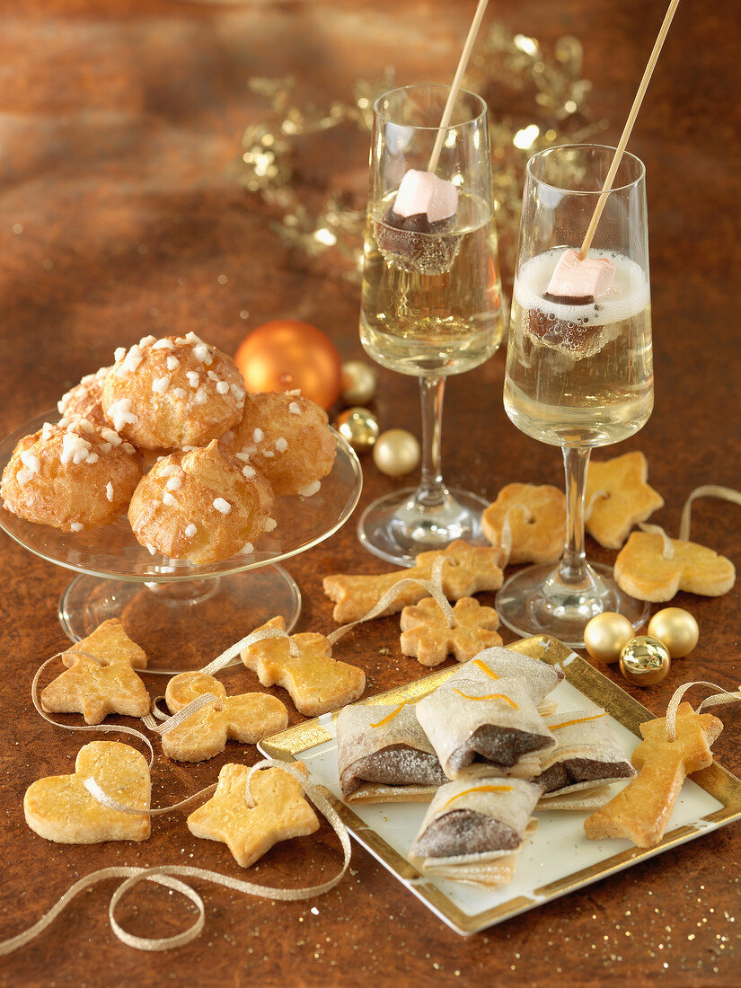 Almond-flavored choux buns, ribbon of shortbread cookies, Chocolate-orange Pannequets and Champagne with marshmallows and chocolate
