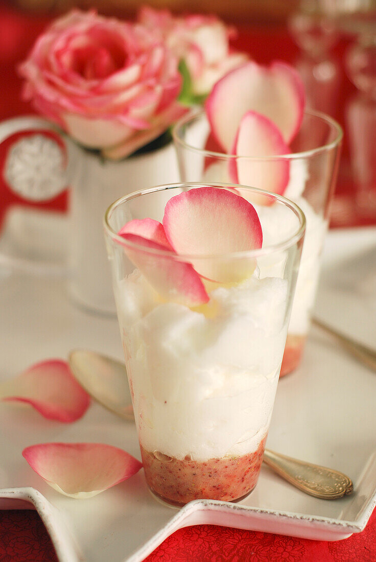 Cappuccino aus weißer Schokolade und Erdbeeren