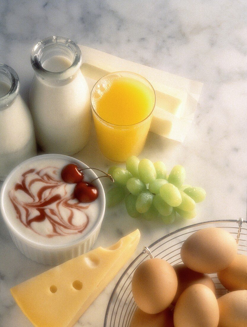 Frühstückszutaten-Milch, Orangensaft, Kirschquark, Käse, Eier