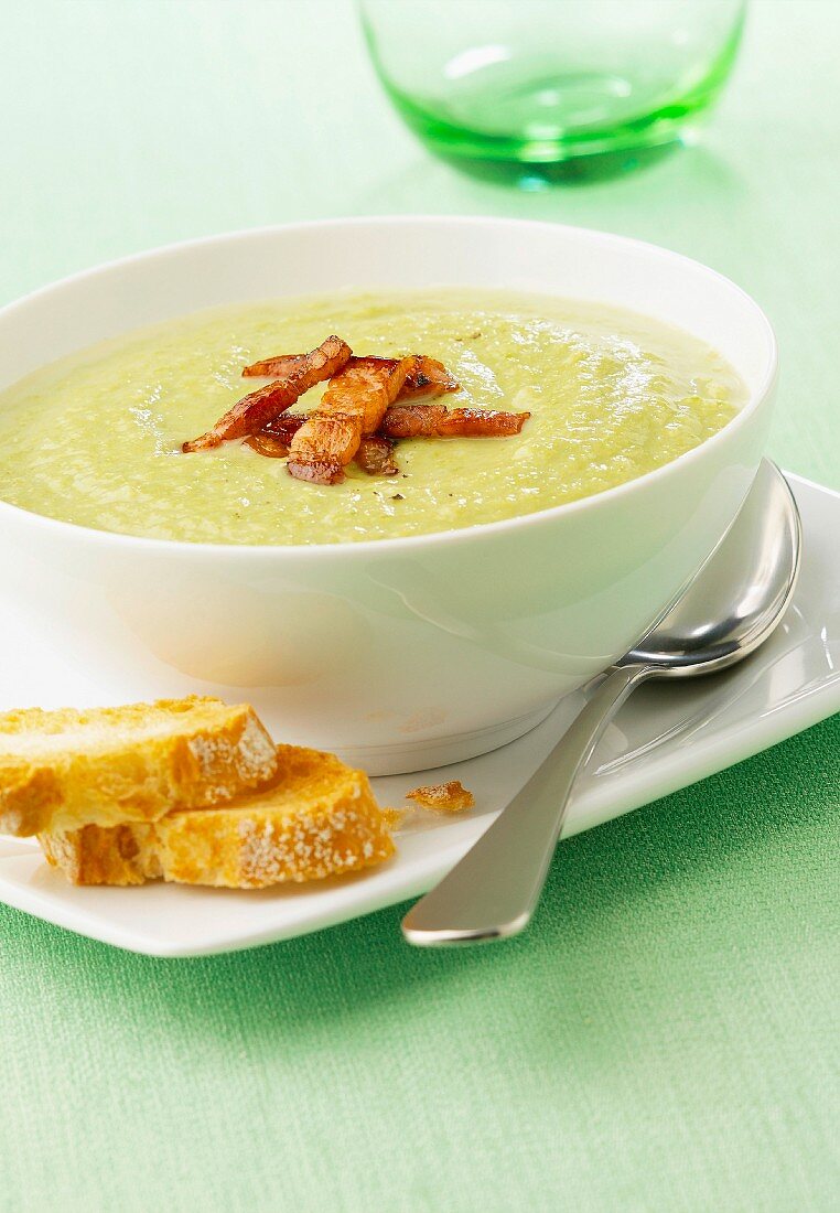 Spargelcremesuppe mit frittierten Speckstreifen