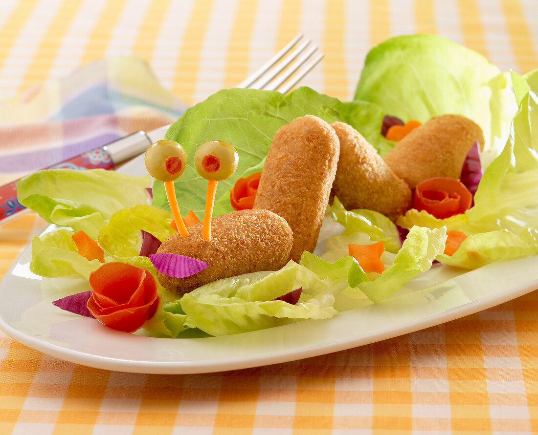 Kroketten mit Salat in Raupen-Form für Kinder
