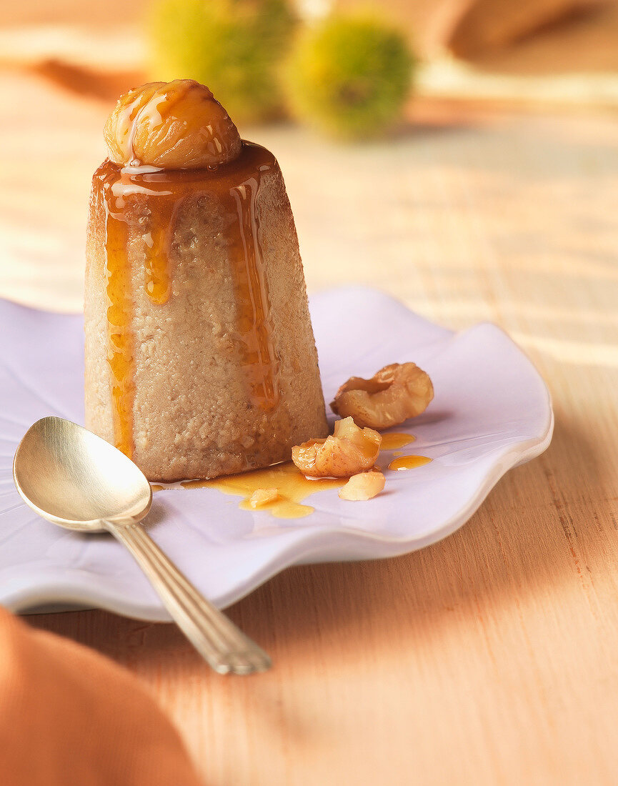 Petit flan (Kleiner Flan, Frankreich) mit Kastanien und Karamellsauce