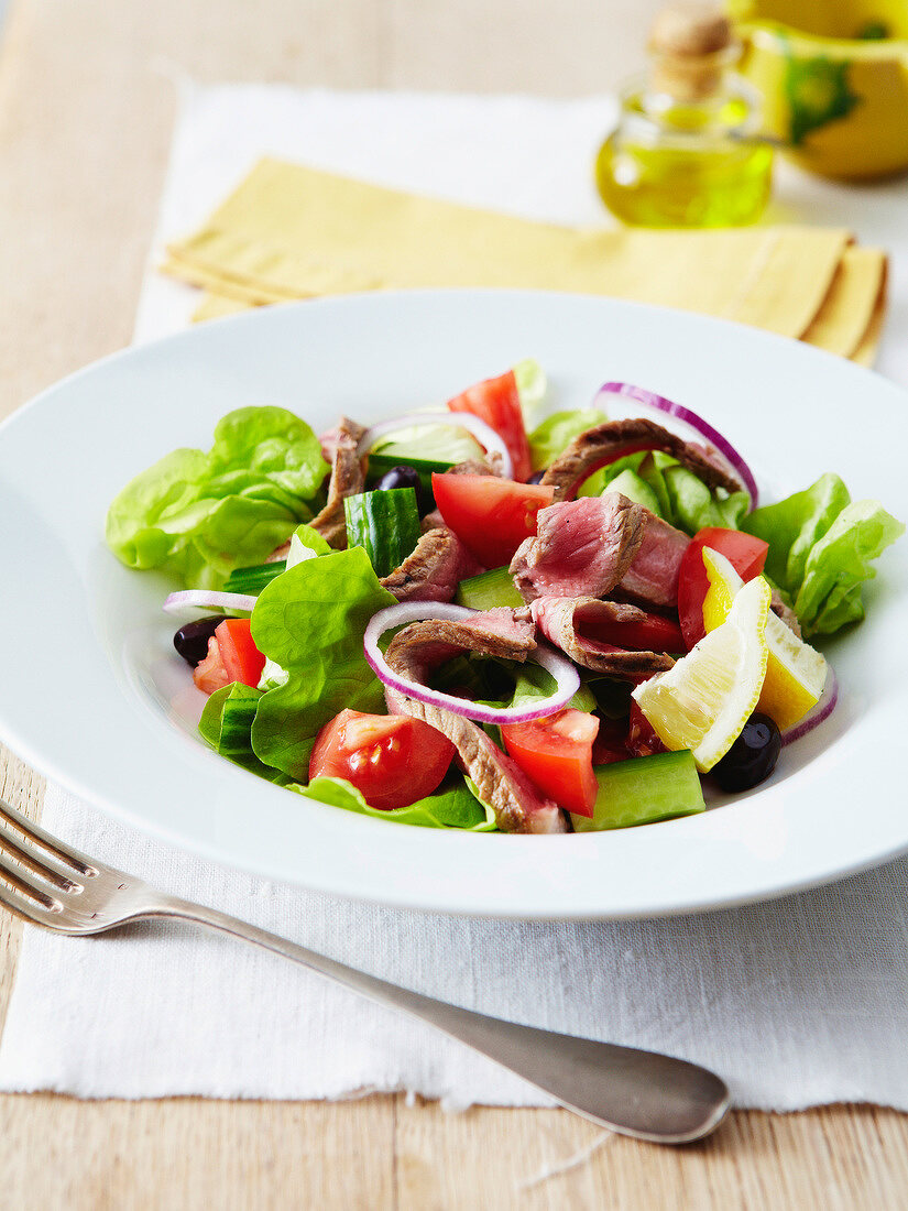 Salat mit kaltem Rinderbraten