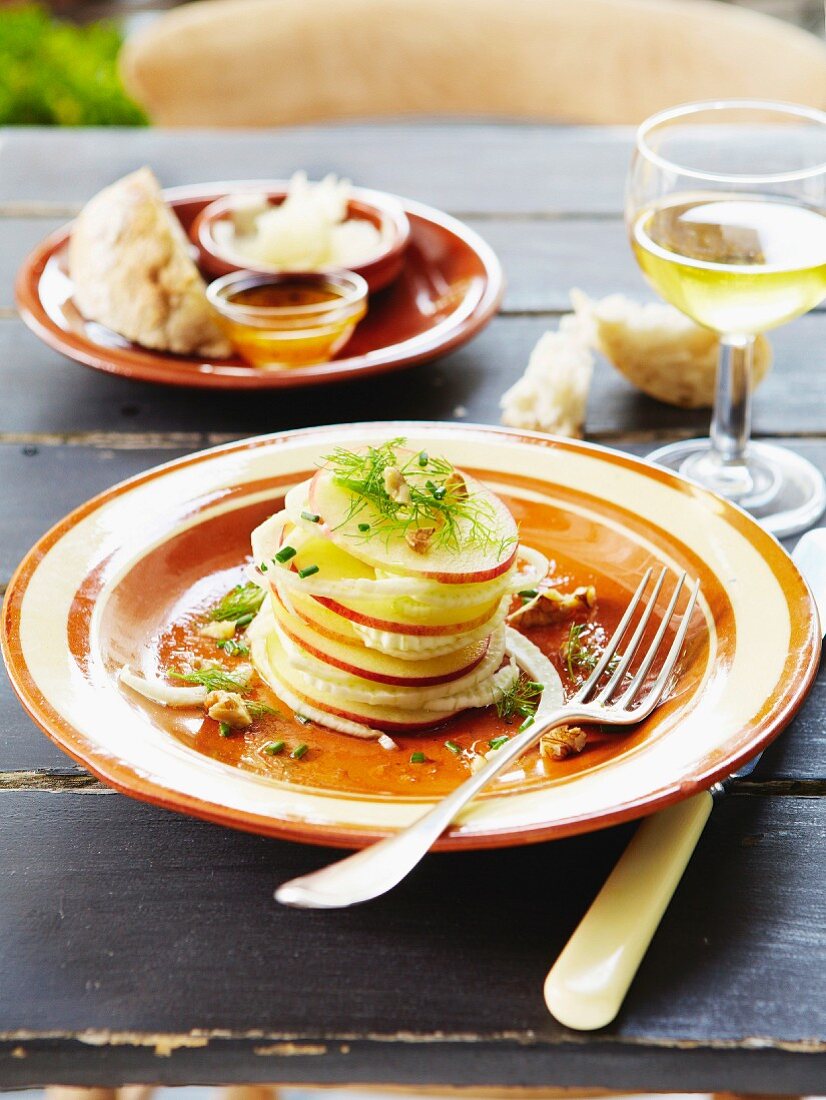 Apfel-Fenchel-Türmchen mit Kräutern und gehackten Nüssen