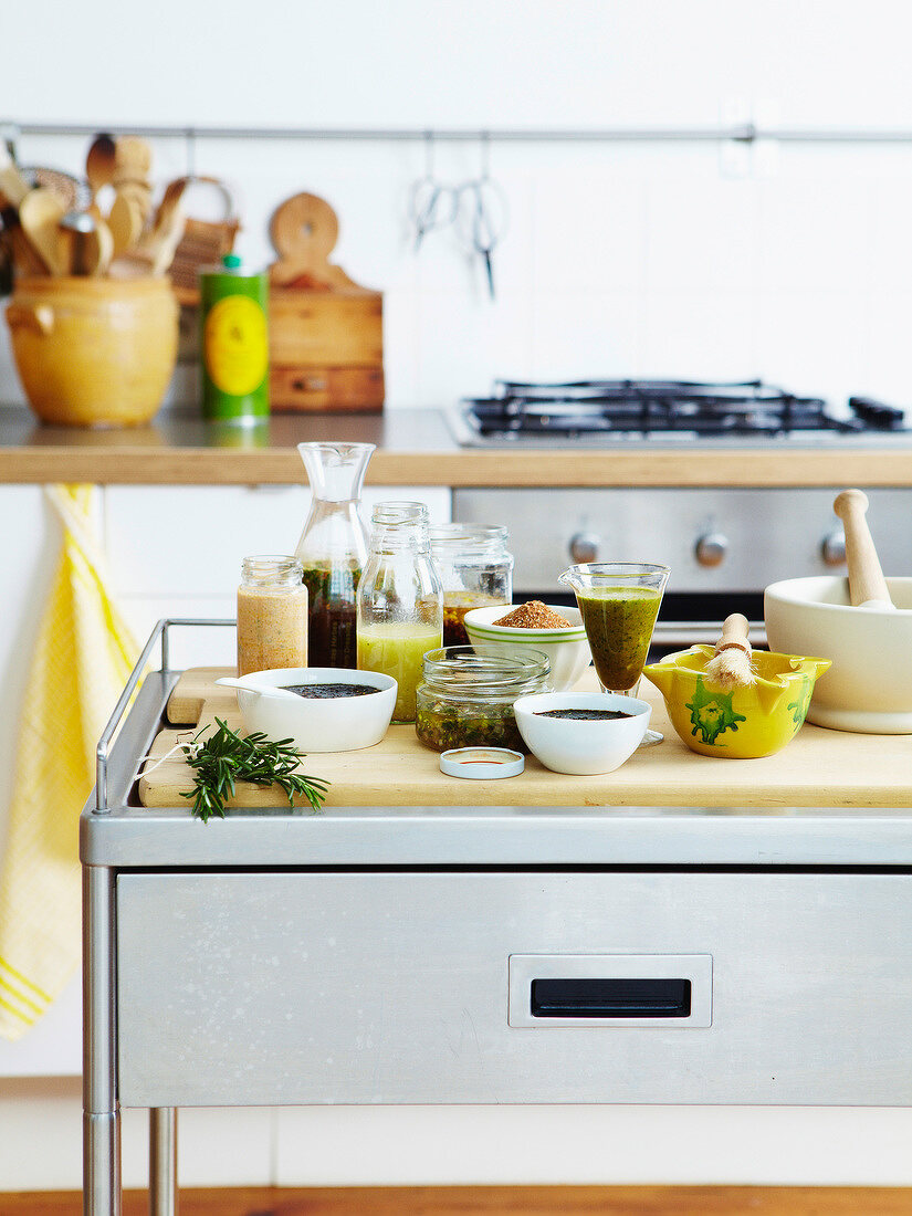 Verschiedene Saucen und Dressings auf Kücheninsel