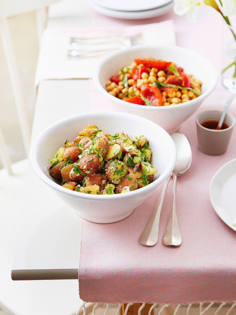 Kartoffelsalat mit frischen Kräutern, Kichererbsensalat mit Paprika