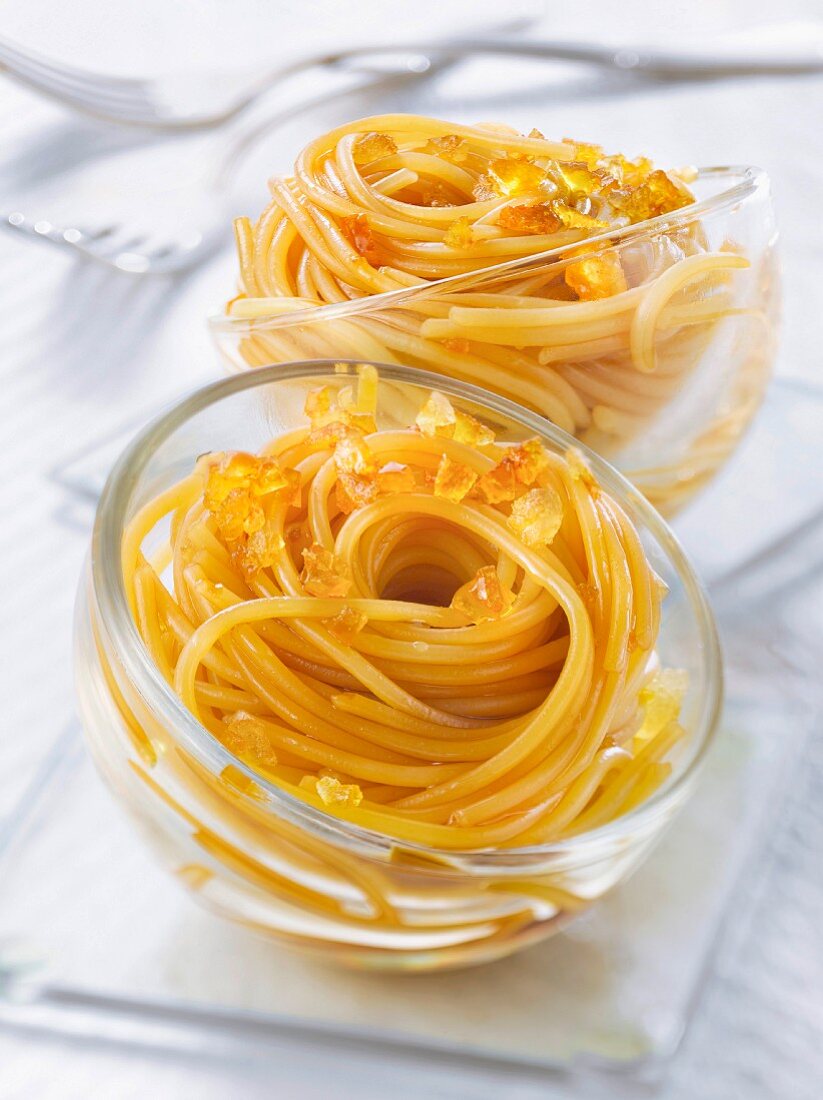 Karamellisierte Spaghetti mit kandierten Orangenzesten