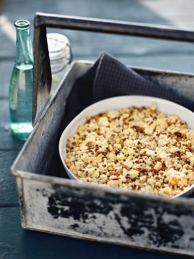 Crumble mit Auberginen, Lamm und Buchweizen