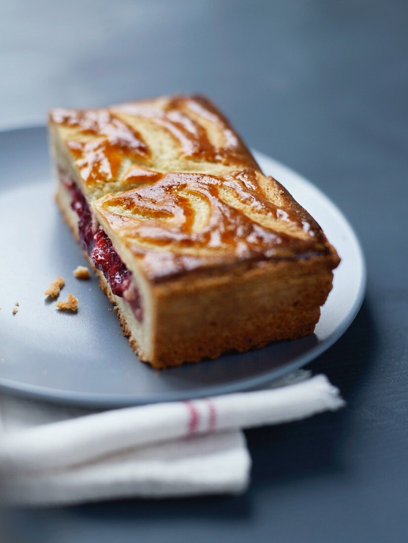 Gateau Basque (Kuchen aus dem französischen Baskenland) mit Erdbeeren