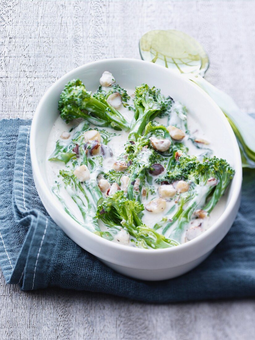 Broccolis with creamy sauce and walnuts