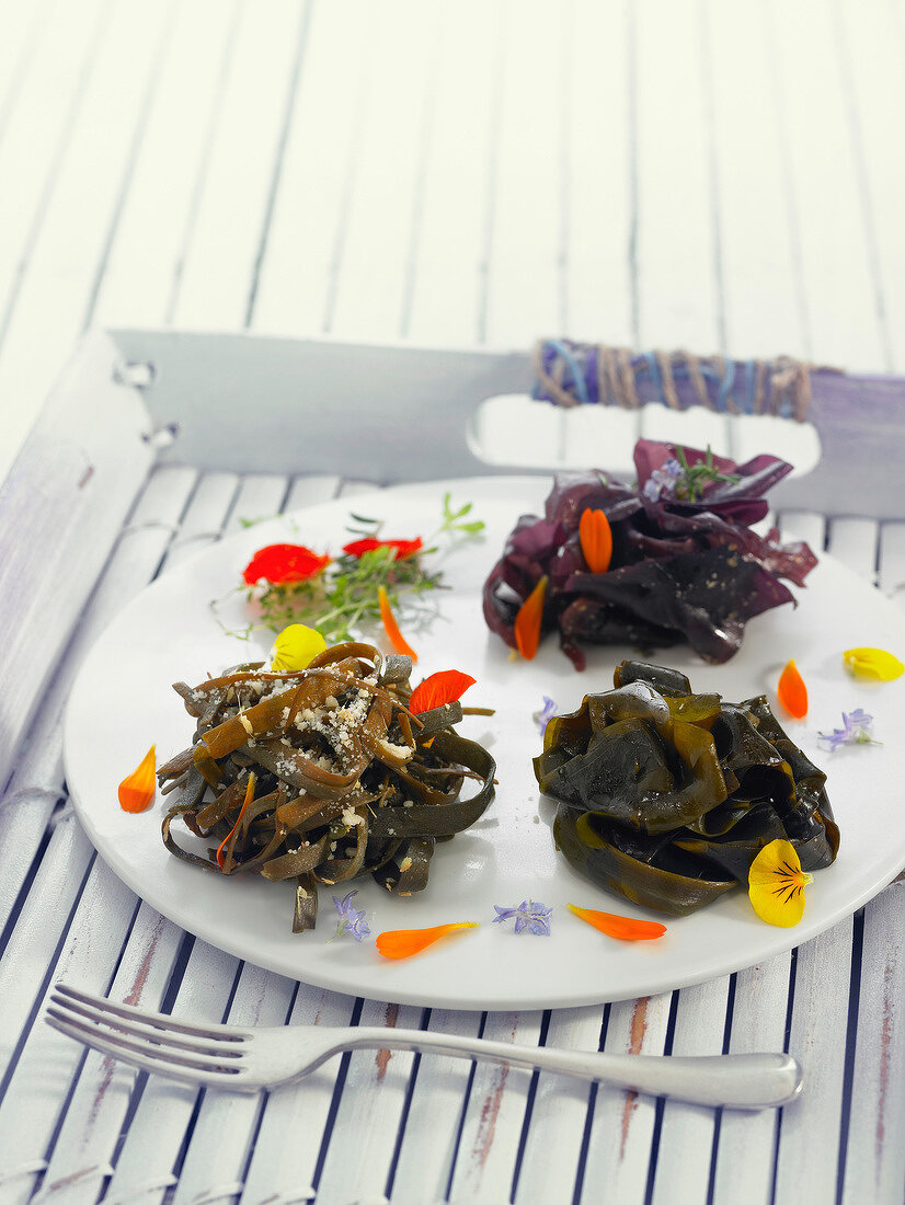 Wakame seaweed nest and sea thong nests with flower petals