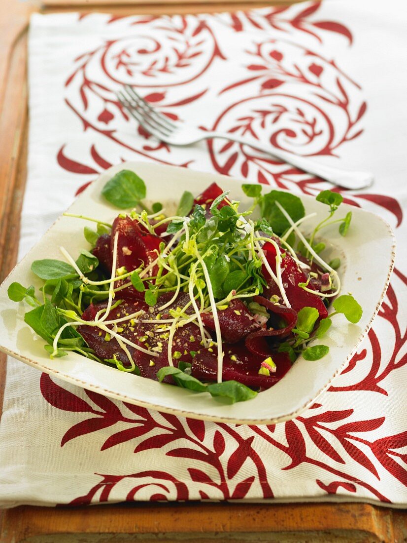 Rote-Bete-Salat mit Kresse, Pistazien und Keimlingen