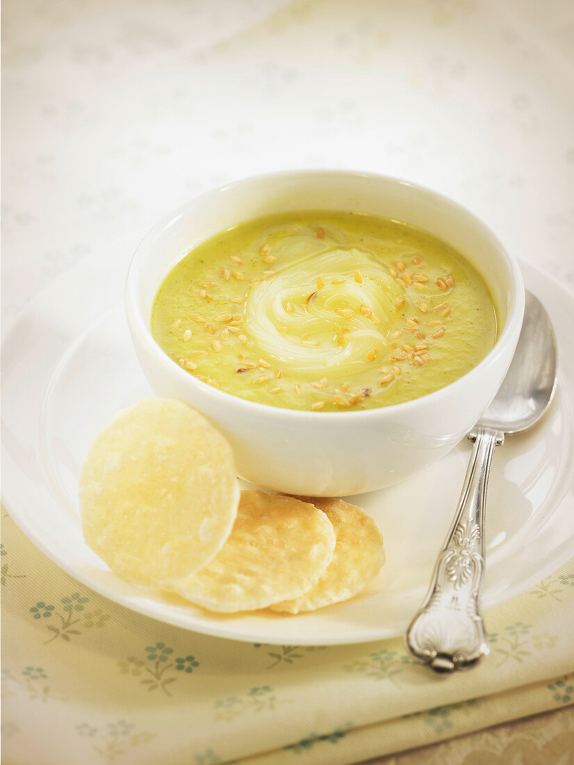Cream of zucchini and leek soup with rice vermicellis and sesame seeds