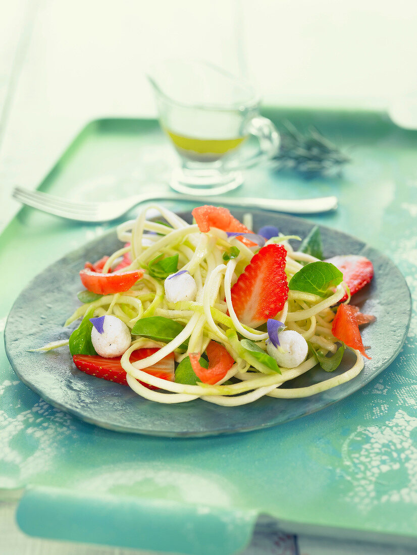 Salat mit asiatischen Nudeln, Babyspinat, Erdbeeren, Tomaten und Mozzarellabällchen