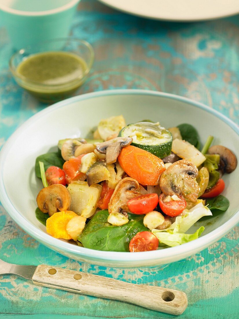 Salat aus Röstgemüse: Pilze, Zucchini, Tomaten und Karotten
