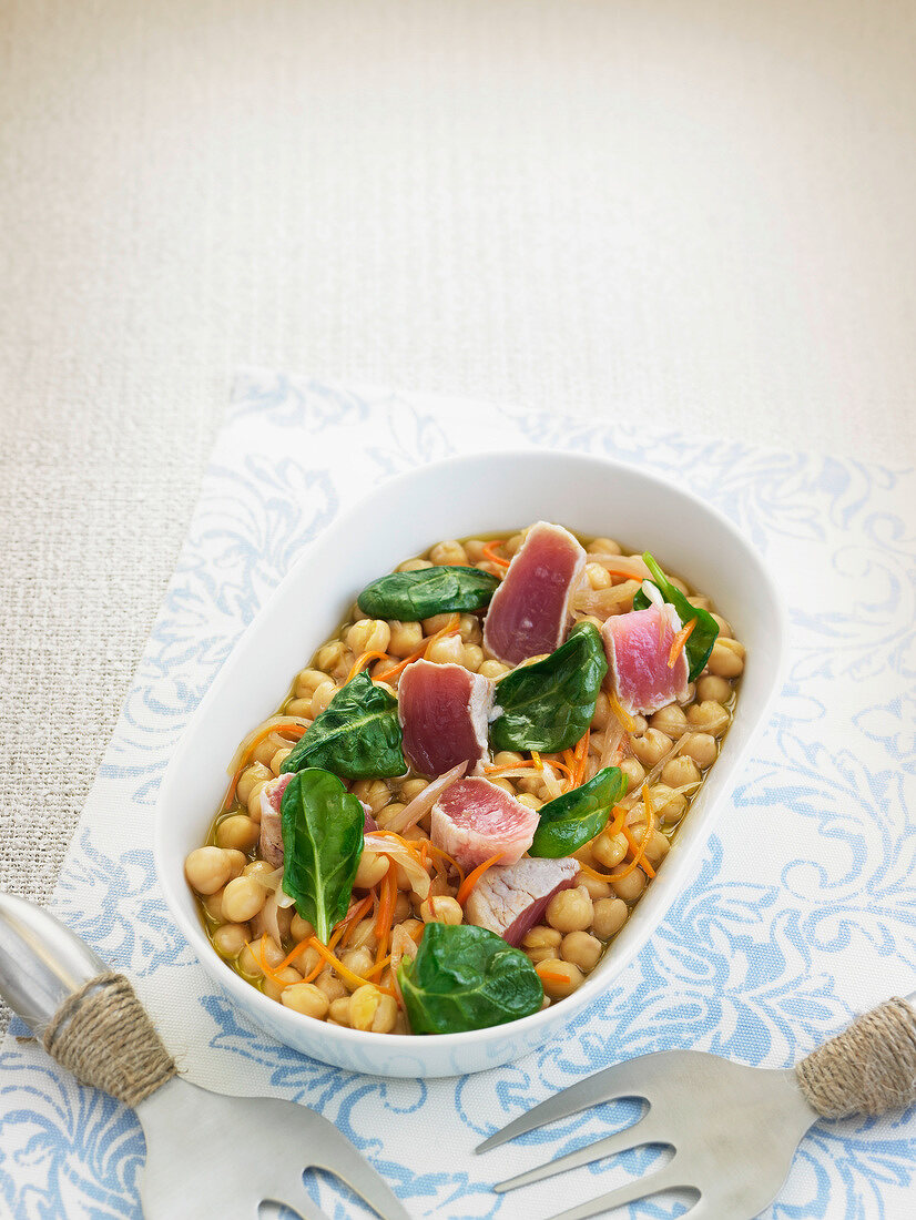 Geräucherter Thunfisch mit Kichererbsen und Spinat