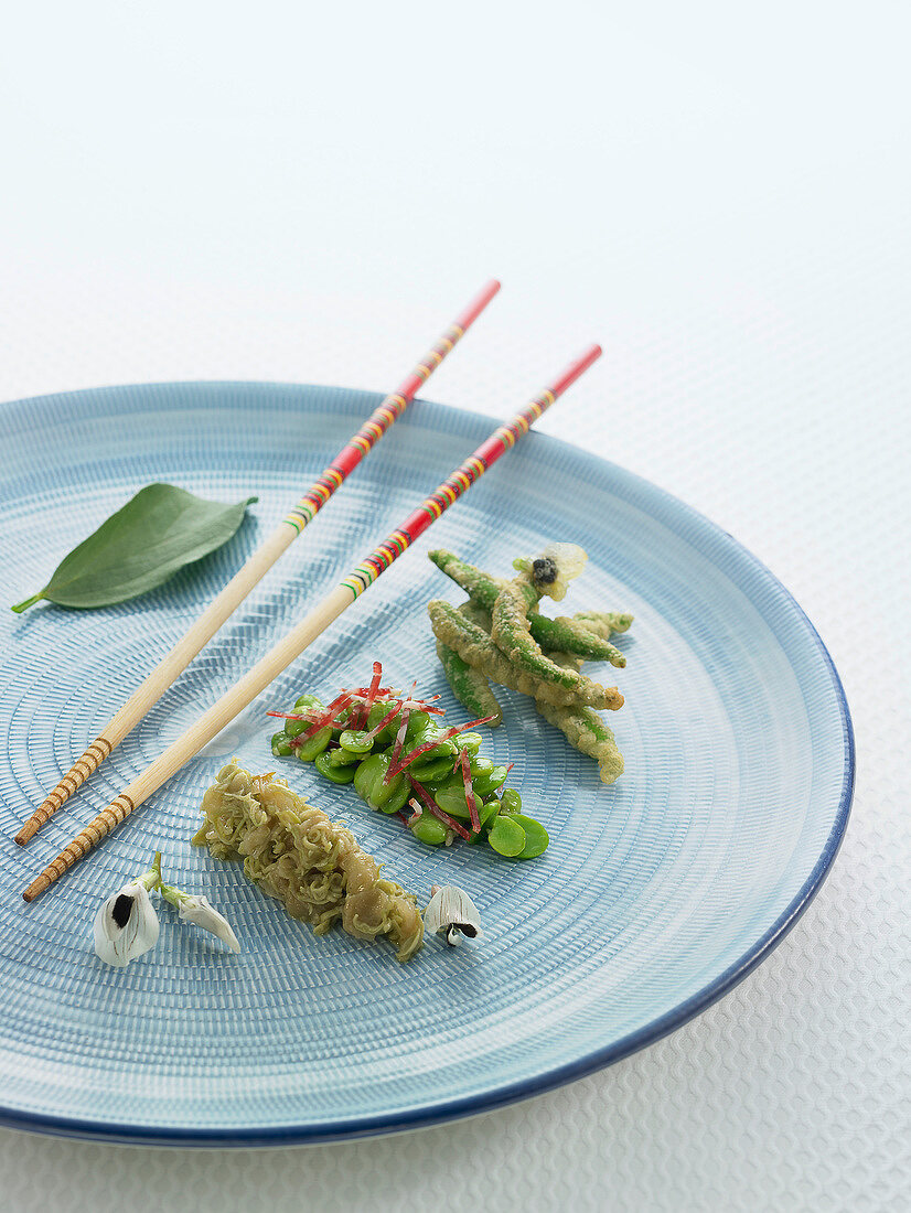 Saubohnen mit Llonganissa-Scheibchen, Saubohnenblüten und Bohnen-Tempura