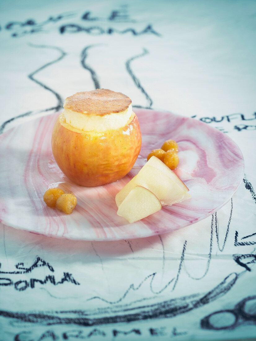 Apfelsouffle mit Calvados serviert in ausgehöhltem Apfel