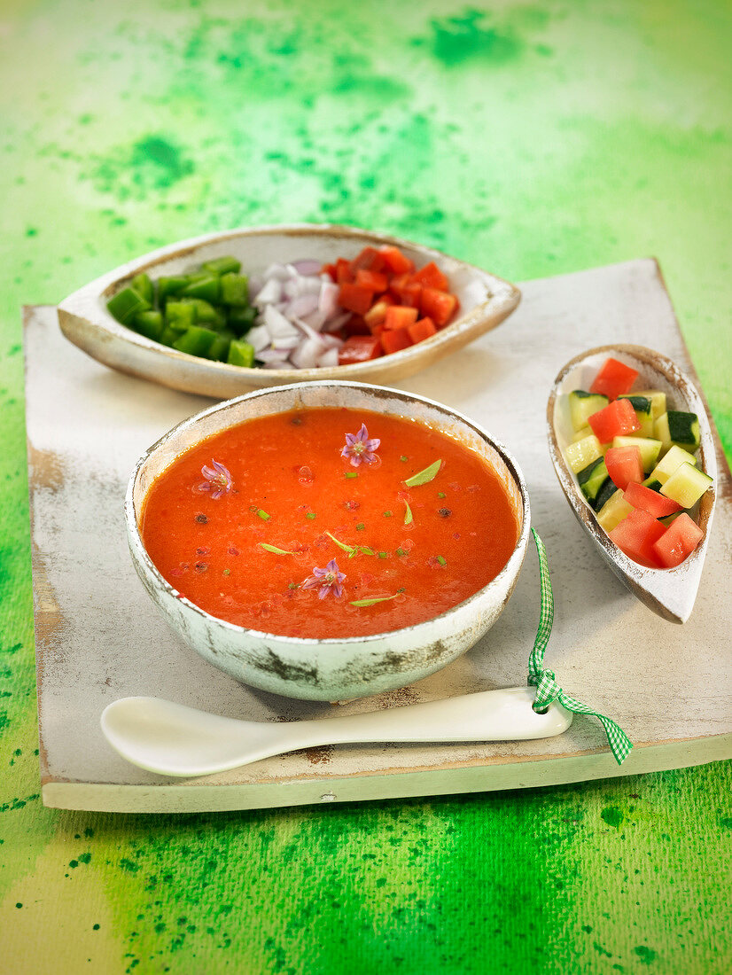 Gazpacho mit Tomaten, Paprika und Gurken