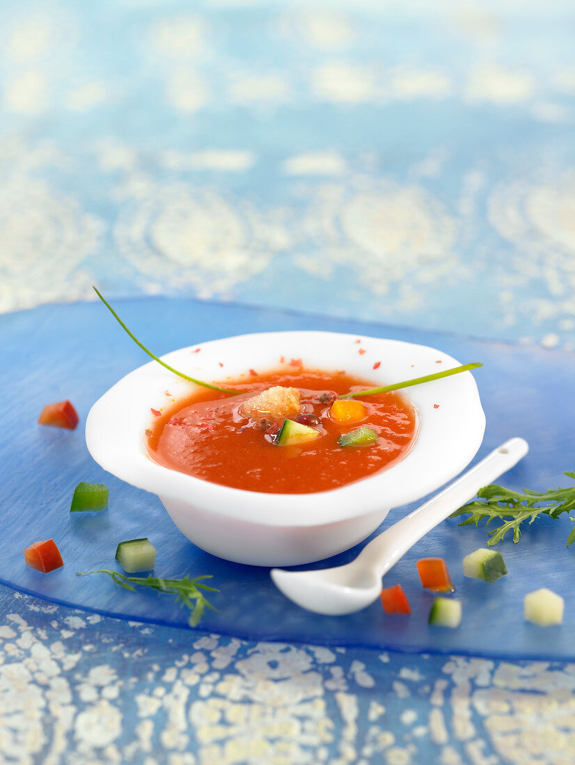 Gazpacho mit Tomaten, Paprika und Gurke