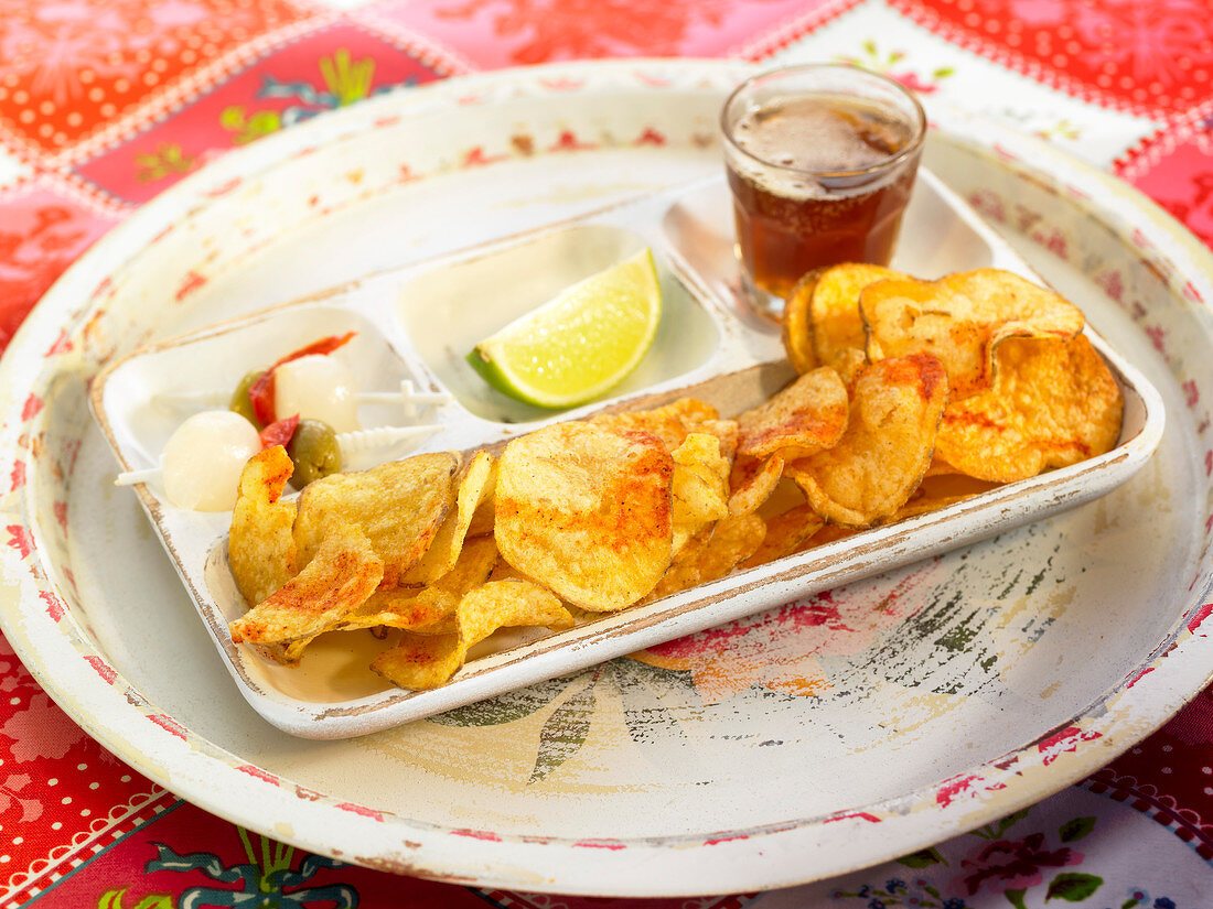 Aperitif tray with saffron-flavored crisps