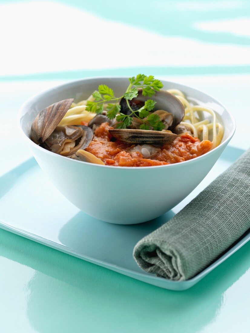 Linguini mit Teppichmuscheln und Tomatensauce
