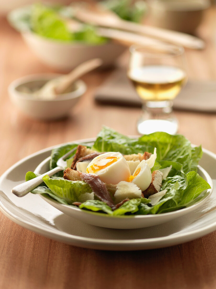 Spinatsalat mit weichgekochtem Ei, Sardellen, Roquefort und Brot