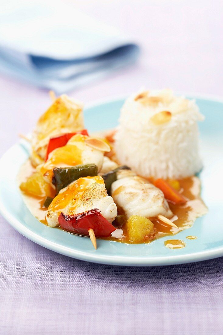 Cod and pepper brochettes with mango and almond sauce