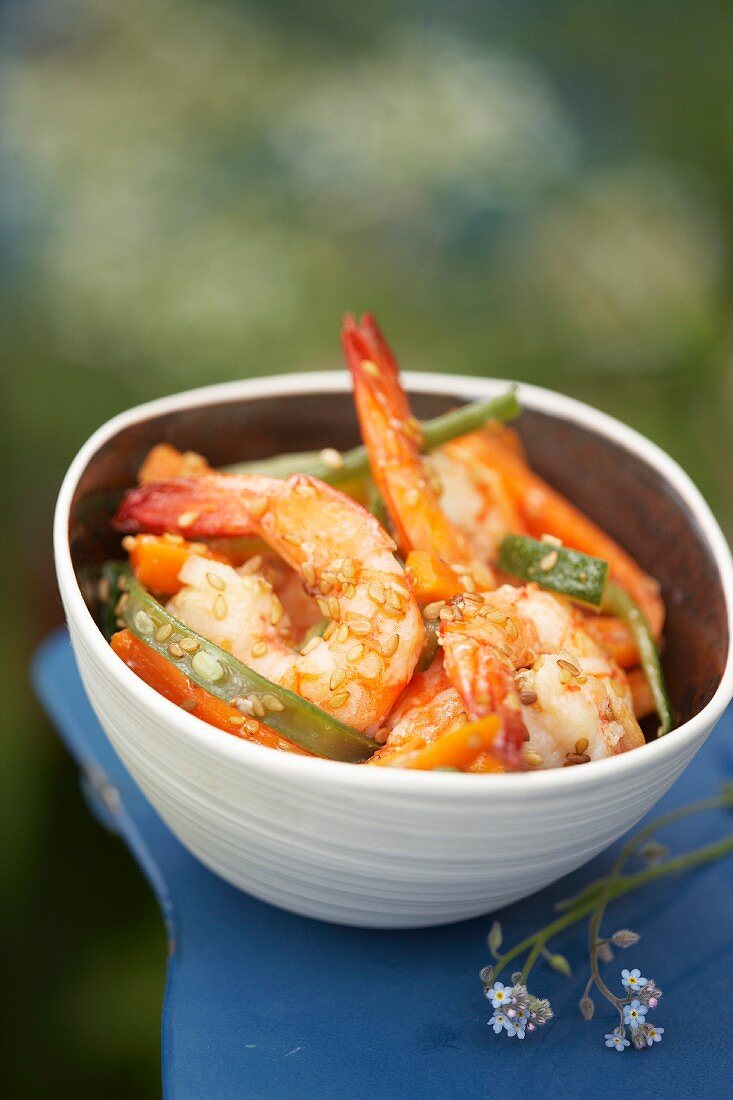 Pan-fried gambas and vegetables with sesame seeds