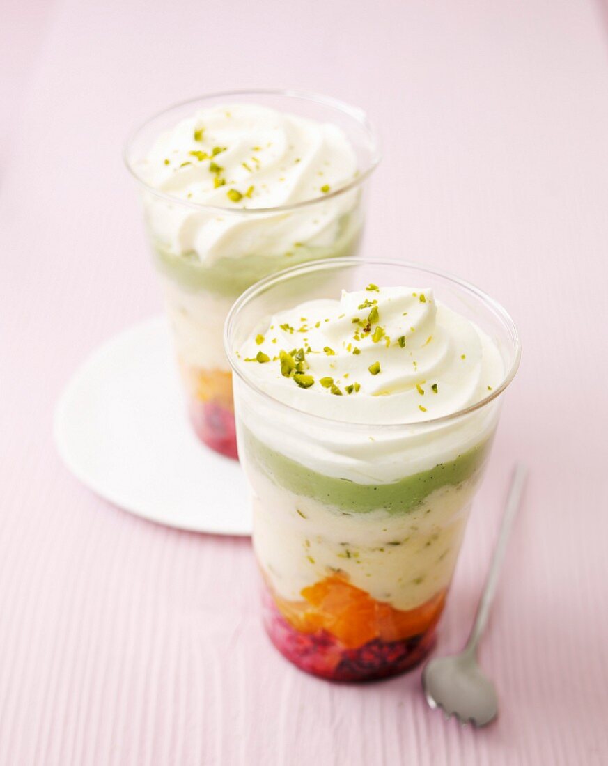 Trifle mit frischen Früchten und Pistazien